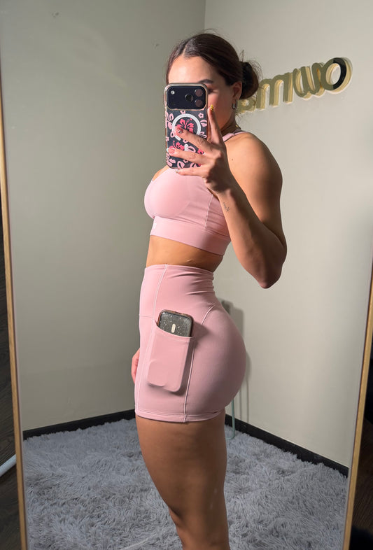 Conjunto de short liso con top ajustado de tirantes
