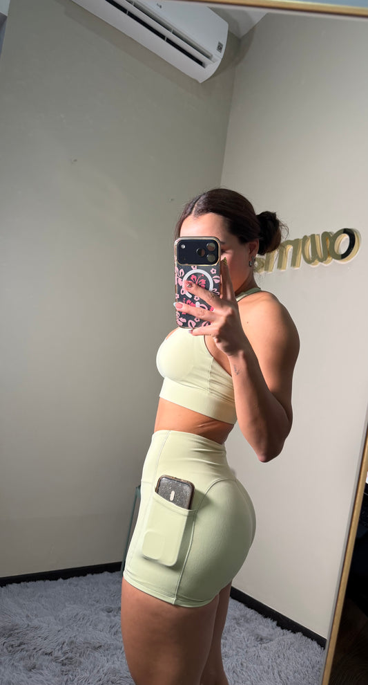 Conjunto de short liso con top ajustado de tirantes